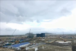 Dự án Nhà máy điện BOT Vân Phong 1 (thuộc Công ty TNHH Điện lực Vân Phong) mặc dù thi công trong giai đoạn khó khăn nhưng tiến độ vượt kế hoạch 0.6%. Ảnh: Thanh Vân- TTXVN