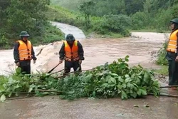 Tổ công tác Đồn Biên phòng Ra Mai, Bộ đội biên phòng Quảng Bình chốt chặn các ngầm tràn, tuyến đường giao thông dễ sạt lở, tiềm ẩn nguy hiểm, tuyên truyền người dân không qua lại nhằm đảm bảo an toàn. Ảnh: TTXVN phát