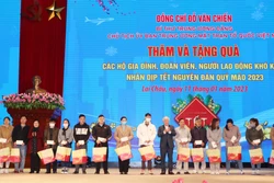 Bí thư Trung ương Đảng, Chủ tịch Ủy ban Trung ương Mặt trận Tổ quốc Việt Nam Đỗ Văn Chiến tặng quà cho các đoàn viên, người lao động có hoàn cảnh khó khăn. Ảnh: Nguyễn Oanh - TTXVN