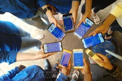 Đoàn viên, thanh niên xã Cư Pơng, huyện Krông Búk tích cực triển khai, cài đặt phần mềm Bluezone. Ảnh: TTXVN phát