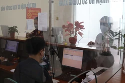 Hải quan cửa khẩu Tân Thanh kiểm tra dữ liệu khai báo trên phần mềm Cửa khẩu số. Ảnh: Quang Duy - TTXVN