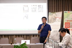 Đại diện Chi cục Kiểm lâm tỉnh Đắk Lắk thông tin về công tác kiểm tra, quản lý động vật hoang dã và xử lý vi phạm liên quan đến ngà voi tại Đắk Lắk. Ảnh: Hoài Thu – TTXVN