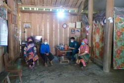 Bà Giàng Thị Chía (phải), Bí thư Chi bộ thôn Ngòi Khù, xã Đạo Viện, huyện Yên Sơn (Tuyên Quang) đến hộ gia đình trong thôn tuyên truyền về bầu cử. Ảnh: Vũ Quang Đán– TTXVN 