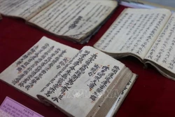 Một cuốn sách nằm trong bộ sách về y khoa, tâm linh... của đồng bào các dân tộc thiểu số miền núi phía Bắc được trưng bày. Ảnh: Trọng Đạt-TTXVN