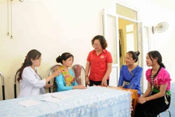 Khám, phát thuốc miễn phí cho các em học sinh Trường Phổ thông dân tộc nội trú THCS và THPT huyện Sốp Cộp. Ảnh: Quang Quyết-TTXVN