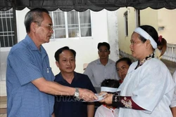 Ông Lữ Văn Hùng, Bí thư Tỉnh ủy Bạc Liêu tặng quà, động viên vợ ông Châu Khêl. Ảnh: Huỳnh Sử - TTXVN