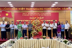 Lãnh đạo tỉnh Lào Cai tặng lẵng hoa chúc mừng những người làm báo nhân ngày Báo chí Cách mạng Việt Nam 21/6. Ảnh: Quốc Khánh - TTXVN
