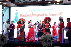 Thí sinh thuộc các huyện, thành phố trên địa bàn tỉnh Kon Tum tham dự phần thi ứng xử. Ảnh: Khoa Chương - TTXVN