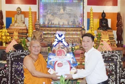 Đồng chí Nguyễn Bình Tân – Trưởng Ban Nội chính Tỉnh ủy tặng quà chúc Tết Chôl Chnăm Thmây 2022 chùa Chót xã Hưng Hội (huyện Vĩnh Lợi). Ảnh: Nhật Bình – TTXVN