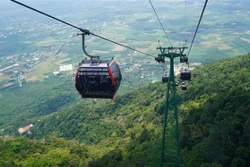 Cáp treo lên đỉnh núi Bà Đen. Ảnh: Thanh Tân - TTXVN