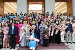 Thủ tướng Phạm Minh Chính với các đại biểu phụ nữ tiêu biểu. Ảnh: Dương Giang-TTXVN 