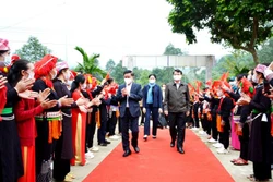 Đồng chí Trần Cẩm Tú dự Ngày hội Đại đoàn kết tại Lào Cai. Ảnh: Hương Thu - TTXVN 