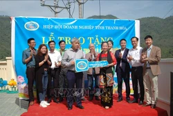 Hiệp hội Doanh nghiệp Thanh Hóa trao chìa khóa biểu trưng cho điểm trường mầm non Nà Ón. Ảnh: Khiếu Tư-TTXVN