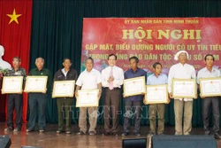 Tặng Bằng khen của Chủ tịch UBND tỉnh cho các cá nhân là Người có uy tín trong đồng bào dân tộc thiểu số trên địa bàn tỉnh. Ảnh: Công Thử - TTXVN