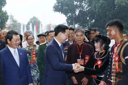 Nghệ nhân Vàng Nỏ Páo, tỉnh Hà Giang biểu diễn khèn của người Mông tại buổi gặp mặt. Ảnh: Thống Nhất – TTXVN
