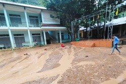 Sạt lở khiến đất đá tràn vào Trường Tiểu học và Trung học cơ sở xã Đức Hạnh, huyện Bảo Lâm, tỉnh Cao Bằng. Ảnh: TTXVN phát