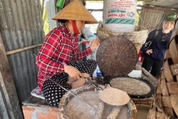 Công đoạn tráng bánh Thuận Hưng. Ảnh: Ánh Tuyết - TTXVN
