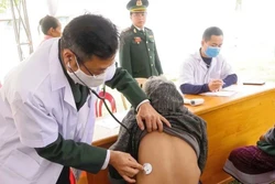 Quân y Bộ đội Biên phòng Quảng Bình thăm khám, cấp phát thuốc miễn phí cho bà con nhân dân khu vực biên giới tỉnh. Ảnh: TTXVN phát