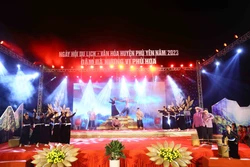 Chương trình nghệ thuật với chủ đề “Sắc màu văn hóa các dân tộc Phù Hoa” tại Ngày hội. Ảnh: Quang Quyết - TTXVN