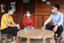 Bí thư Đảng ủy xã Mù Cả, huyện Mường Tè (Lai Châu) Nguyễn Công Sơn (thứ nhất, bên phải) thường xuyên xuống cơ sở nắm bắt tâm tư, nguyện vọng của dân. Ảnh: Việt Hoàng - TTXVN