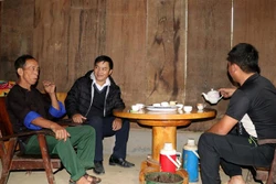 Anh Sùng A Dinh (thứ 2, từ trái sang), Chủ tịch UBND xã Chế Tạo, huyện Mù Cang Chải (Yên Bái) là cán bộ luân chuyển, gần gũi nhân dân để vận động bà con thực hiện đúng chủ trương, chính sách của Đảng, Nhà nước. Ảnh: Việt Dũng - TTXVN