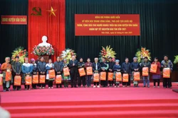 Phó Chủ tịch Quốc hội Phùng Quốc Hiển tặng 400 suất quà tết cho các hộ gia đình nghèo trên địa bàn huyện Văn Chấn. Ảnh: Tuấn Anh - TTXVN