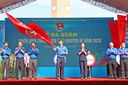 Phó chủ tịch nước Võ Thị Ánh Xuân và Bí thư thứ nhất Ban chấp hành Trung ương Đoàn TNCS Hồ Chí Minh Bùi Quang Huy cùng thực hiện nghi thức khởi động Chiến dịch Thanh niên tình nguyện hè 2023. Ảnh: Huỳnh Anh - TTXVN