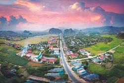 Tân Lạc là huyện miền núi nằm ở phía Tây của tỉnh Hòa Bình, có đường giao thông nối với quốc lộ 1A, như cửa ngõ nối miền Tây Bắc với thủ đô Hà Nội. Ảnh: Trọng Đạt