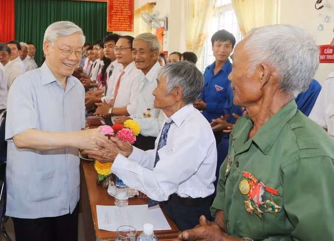 100513-tong-bi-thu-nguyen-phu-trong-trong-lan-ve-tham-xa-mien-nui-son-ha-huyen-son-hoa-tinh-phu-yen-3-5-2016-anh-tri-dung-ttxvn.jpg