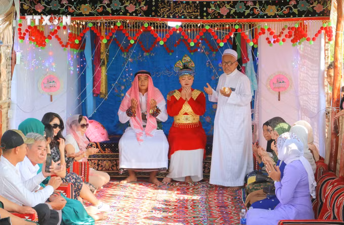 vna_potal_doc_dao_phien_cho_que_cua_dong_bao_cham_noi_dau_nguon_bien_gioi_an_giang_7216049.jpg