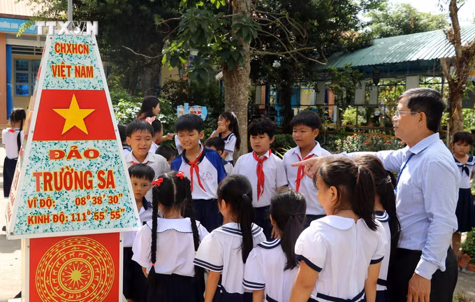 vna_potal_sang_kien_giao_duc_tinh_yeu_bien_dao_trong_khuon_vien_truong_o_tien_giang_7629554.jpg