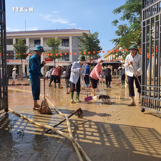 vna_potal_vinh_phuc_tap_trung_ve_sinh_truong_lop_don_hoc_sinh_tro_lai_7595705.jpg
