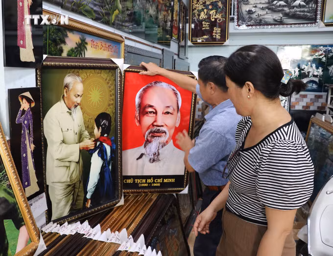 vna_potal_chan_dung_chu_tich_ho_chi_minh_duoc_khac_hoa_dam_net_tren_tranh_son_mai_tuong_binh_hiep_7383464.jpg