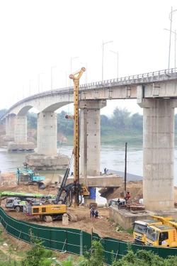 Đẩy nhanh tiến độ, bảo đảm an toàn sửa chữa cầu Sông Lô