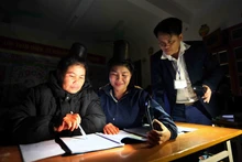 Lớp học xóa mù chữ ở xã Mường Khiêng