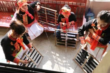 Độc đáo kỹ thuật kéo sợi của phụ nữ Dao ở Lai Châu