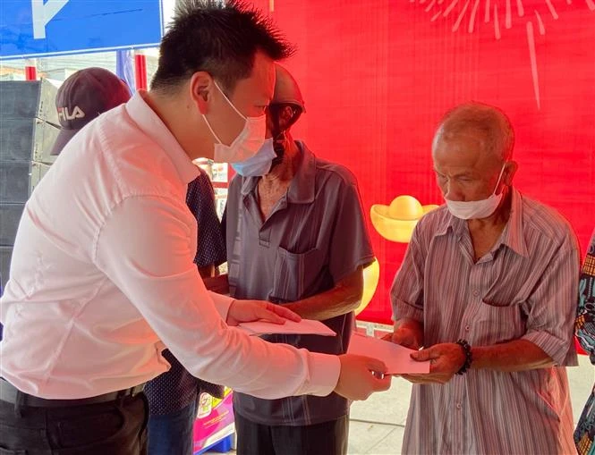 Long An trao quà Tết cho người nghèo, học sinh nghèo hiếu học và trẻ em mồ côi do dịch bệnh COVID-19