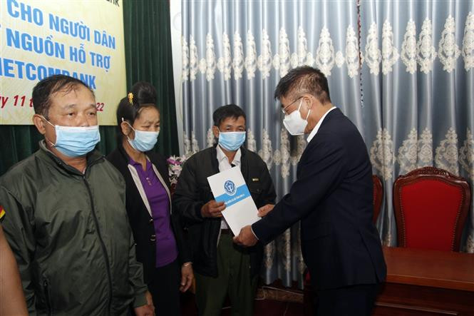 Tặng gần 1.000 thẻ bảo hiểm y tế cho người dân có hoàn cảnh khó khăn tại Sơn La