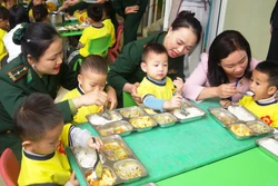 Ấm áp 'Bữa cơm cho em' của phụ nữ Biên phòng nơi miền biên giới