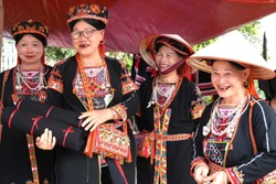 Đặc sắc phiên chợ 'mua may, bán rủi' dưới chân dãy Cham Chu hùng vĩ