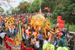 Hàng ngàn du khách và người dân rước tượng Bà Chúa Xứ Núi Sam ở An Giang