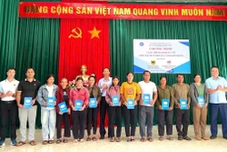 Trên 1.000 người dân khó khăn nơi biên giới được tặng thẻ bảo hiểm y tế