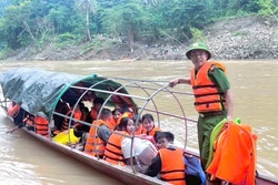 Hỗ trợ giáo viên, học sinh vùng thiệt hại do lũ qua sông tựu trường