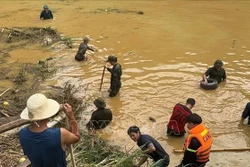 Lào Cai tiếp tục tìm kiếm các nạn nhân bị mất tích, tập trung ứng phó bão số 11