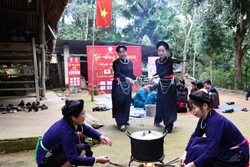 Bên mái nhà sàn, cùng đồng bào Tuyên Quang đón Tết đoàn viên