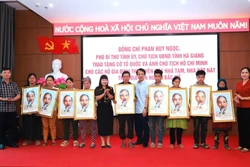 Tặng cờ Tổ quốc, ảnh Bác Hồ tại các xã mới ở vùng cao Hà Giang