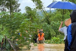 Thái Nguyên: Cứu hộ khẩn cấp 270 học sinh bị mắc kẹt trong trường do mưa lũ