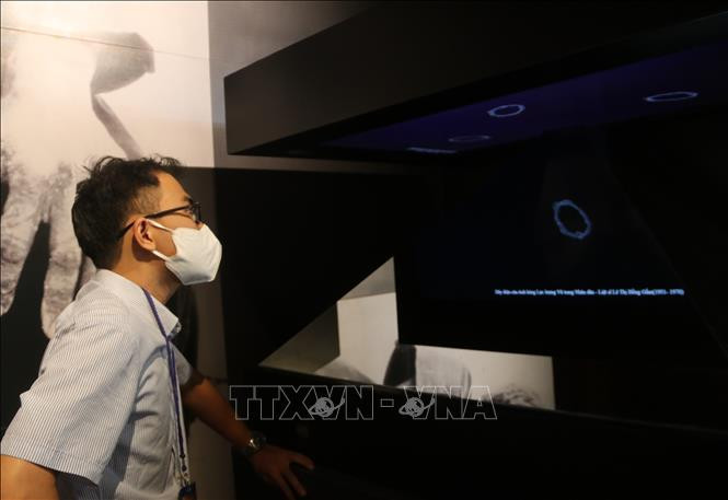 Khách tham quan mô hình ứng dụng công nghệ Hologram (một sản phẩm của kỹ thuật ghi hình 3D) tại Bảo tàng phụ nữ Nam Bộ. Ảnh: Thu Hương - TTXVN Đưa bảo tàng đến gần hơn với công chúng ảnh 4