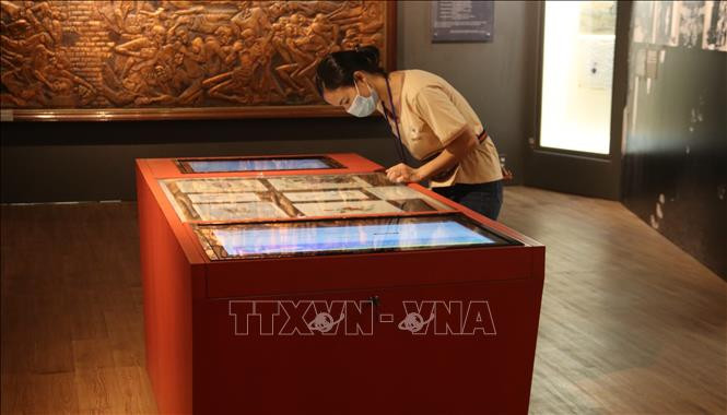 Khách tham quan trải nghiệm công nghệ tra cứu thông tin tại Bảo tàng phụ nữ Nam Bộ. Ảnh: Thu Hương - TTXVN Đưa bảo tàng đến gần hơn với công chúng ảnh 1