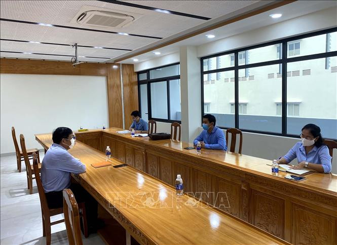 Ông Hứa Quốc Hưng, Trưởng Ban Quản lý các Khu chế xuất, Khu công nghiệp Thành phố Hồ Chí Minh cùng đoàn đại biểu tiến hành kiểm tra phòng, chống dịch COVID-19 tại Công ty trách nhiệm hữu hạn giấy Xuân Mai, ở khu công nghiệp Hiệp Phước. Ảnh: Thanh Vũ - TTXVN Thành phố Hồ Chí Minh kiểm tra toàn diện công tác phòng, chống dịch COVID-19 tại các doanh nghiệp ảnh 3
